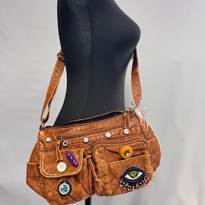 Petit sac à bandoulière en cuir synthétique polyuréthane fait main super mignon marron clair, sac à bandoulière avec bouchon de bouteille à boutons aléatoires, sac messager unisexe tendance