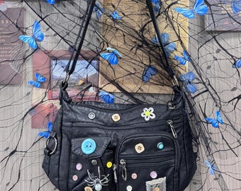 Y2K Super süsse Pu-Leder Umhängetasche, Zufällige Bunte Knöpfe Design Schultertasche, Unisex Trendy Messenger Schultertasche Handgefertigte Tasche