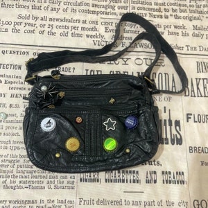 Sac à bandoulière noir avec bouchon de bouteille à boutons aléatoires, sac à bandoulière rétro fille chaude y2K, sac messager tendance unisexe