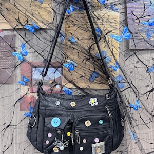 Y2K Super süsse Pu-Leder Umhängetasche, Zufällige Bunte Knöpfe Design Schultertasche, Unisex Trendy Messenger Schultertasche Handgefertigte Tasche