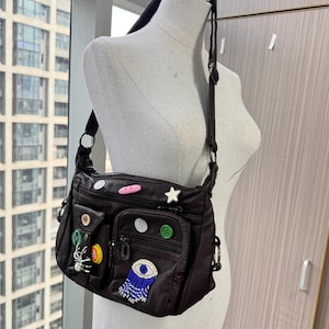 Dunkelbraune handgefertigte super süße Pu-Leder-Umhängetasche, zufällige Knopf-Flaschenverschluss-Design-Schultertasche, Unisex Trendy Messenger-Schultertasche