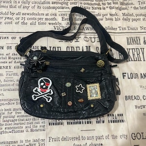 Sac à bandoulière en cuir synthétique polyuréthane rétro unisexe Y2K, sac à bandoulière design bouchon de bouteille à boutons aléatoires, sac à bandoulière messager tendance unisexe