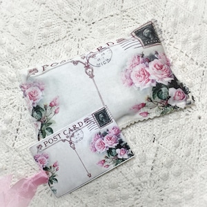 Sachê de cartão postal vintage com rosas cor de rosa e botões de lavanda francesa