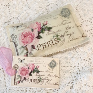 Sachê de cartão postal vintage de Paris, rosas cor de rosa, chave para Paris, botões de lavanda francesa OU pétalas de rosa