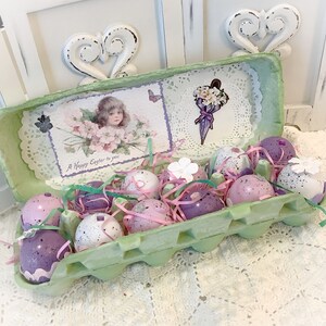 Gedecoreerde paaseieren in kartonnen doos vintage ansichtkaarten groen shabby chic paascadeau paars huisje glinsterende pastelkleurige paaseieren