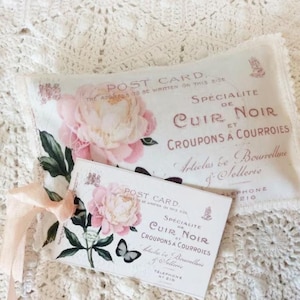 Sachê de cartão postal vintage francês com botões de peônia rosa e lavanda francesa