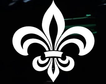 Może przedstawiać: Biała naklejka z lilią, stylizowaną lilią, jest przymocowana do szyby samochodu. Projekt emblematu składa się z trzech płatków i podstawy, tworząc symetryczny i elegancki kształt. Naklejka jest popularnym symbolem francuskiej rodziny królewskiej.