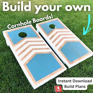 Puede incluir: Dos tableros de cornhole con un diseño azul y blanco, colocados sobre hierba verde. Los tableros tienen un agujero en la parte superior y un patrón de chevrón. El texto de la imagen dice "Build your own Cornhole Boards!" y "Instant Download Build Plans".
