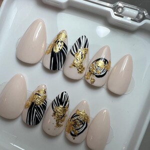 Beige Nägel Drücken Sie auf die Nägel Moderne Nägel Freestyle Design Zebra-Nägel Goldnägel Drücken Sie auf den Nägel wiederverwendbarer Nagel Kurzes Nagelgeschenk für ihre Nägel