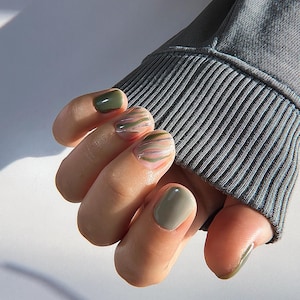 Press on nail reusable fake nail glue on tabs nail Khaki nail Sage green nails salon quality Premium nails Short nails Swirl art False nails