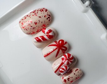 Uñas navideñas hechas a mano: Diseño navideño con bastones de caramelo