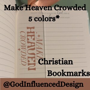 Peut inclure: Un marque-page brun et blanc avec le texte "Make Heaven Crowded" et "5 couleurs*" dans un carnet à lignes. Le marque-page est un marque-page chrétien.
