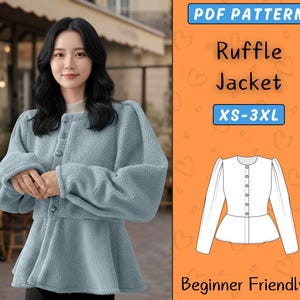 Op de afbeelding: Een lichtblauwe Ruffle Jacket, met knopen, met een peplum zoom en lange mouwen. De afbeelding bevat een PDF-patroon met de tekst "Ruffle Jacket" en de maatreeks "XS-3XL". De woorden "Beginner Friendly" zijn ook zichtbaar.