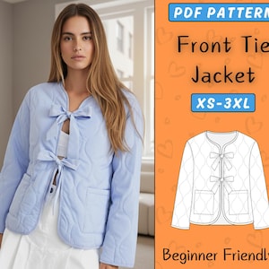 Pode incluir: Casaco acolchoado azul claro com fecho de laço frontal e dois bolsos frontais. O casaco tem gola redonda e mangas compridas. A imagem inclui um gráfico com o texto "PDF Pattern Front Tie Jacket XS-3XL Beginner Friendly."