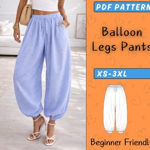 Puede incluir: Una taza de cerámica blanca con asa negra y el texto "But First, Coffee" en negrita negra. La taza se encuentra sobre un fondo borroso, sugiriendo un ambiente acogedor.