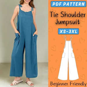Puede incluir: Patrón de costura PDF para un mono con tirantes de nudo. El patrón incluye las tallas XS-3XL y es apto para principiantes. La imagen muestra a una modelo con un mono azul con tirantes de nudo.