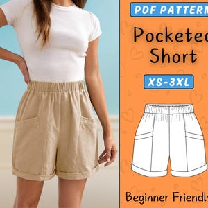 Peut inclure: Une personne porte un t-shirt blanc et un short beige à poches. Le short a une taille élastique et des revers. L'image comprend également un graphique avec le texte "PDF PATTERN Pocketed Short XS-3XL Beginner Friendly."