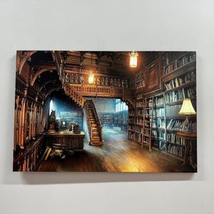 Puede incluir: Una gran biblioteca ornamentada con estanterías de madera llenas de libros. Una gran escalera conduce a un balcón con vistas a la biblioteca. La biblioteca está iluminada por una lámpara de araña y varias lámparas.