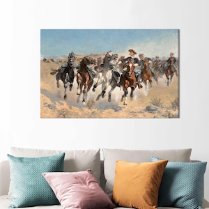 Puede incluir: Una pintura que representa a un grupo de soldados a caballo cabalgando por un paisaje polvoriento. Los soldados visten uniformes azules y montan caballos marrones y blancos. La pintura está ambientada en un cielo azul con nubes blancas.