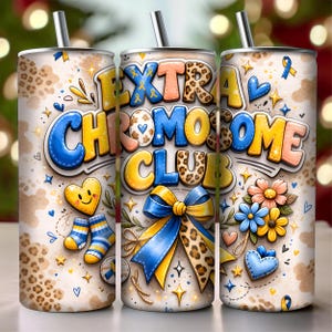 Può includere: Tre bicchieri isolati con cannucce, con la scritta "EXTRA CHROMOSOME CLUB" in blu, giallo e stampa leopardata. Il design include cuori, fiori e un fiocco blu e giallo, con uno sfondo a macchie di leopardo.