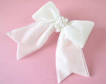 Petite barrette noeud en velours ivoire nacré, accessoire pour cheveux noeud, pince noeud imitation perles, noeud en ruban, barrette à cheveux ou peigne, noeud de demoiselle d'honneur, noeud de mariage