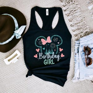 Benutzerdefinierte Disney Geburtstagskind Racerback Tank Top, Disney Geburtstag T-Shirt, Disney passende Geburtstag Tops, Disney Schloss T-Shirt, Minnie Head Geburtstag