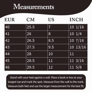 Pode incluir: Um gr&aacute;fico intitulado "Medidas" exibe convers&otilde;es de tamanhos de sapatos. Inclui medidas EUR, CM, US e INCH, com tamanhos que variam de EUR 40 (25,5 cm, US 7, 10 1/16 polegadas) a EUR 46 (29,5 cm, US 12, 11 5/8 polegadas). Instru&ccedil;&otilde;es para medir os p&eacute;s tamb&eacute;m est&atilde;o inclu&iacute;das.