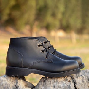 Ręcznie robione męskie skórzane buty typu chukka: skóra licowa, podeszwa antypoślizgowa