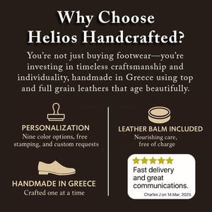 Pode incluir: Gr&aacute;fico castanho escuro com texto branco que diz "Por que escolher Helios Handcrafted?" e detalhes sobre o cal&ccedil;ado da marca, incluindo personaliza&ccedil;&atilde;o, b&aacute;lsamo de couro e feito &agrave; m&atilde;o na Gr&eacute;cia.