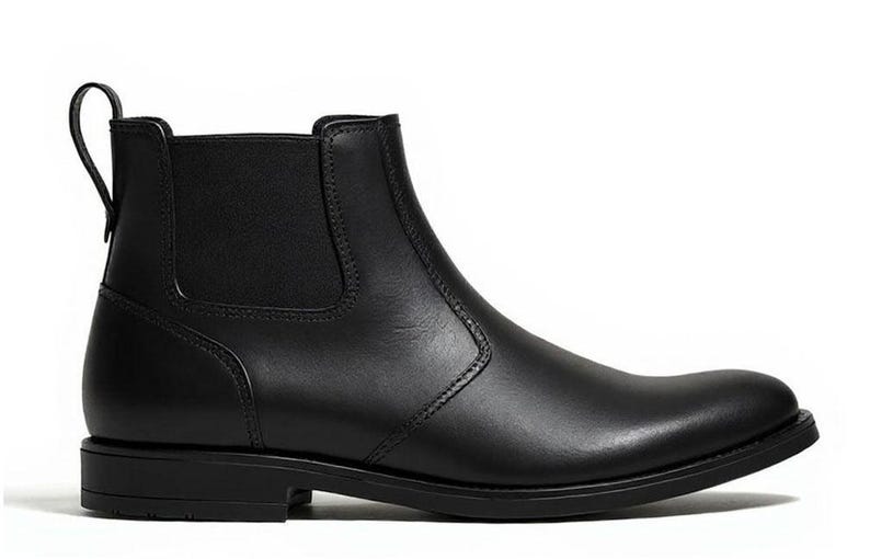 Pode incluir: Bota Chelsea de couro preto com bico arredondado e pain&eacute;is laterais el&aacute;sticos. A bota de tornozelo apresenta uma aba na parte de tr&aacute;s e um salto baixo. A bota &eacute; um estilo cl&aacute;ssico, adequado para v&aacute;rias ocasi&otilde;es.