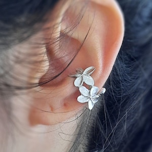 Orecchino a polsino con fiore di Plumeria, polsino finto, piercing alla cartilagine finta, piercing finti, polsino per lo styling dell'orecchio, polsino per l'orecchio floreale, argento sterling a forma di fiore