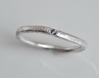 Delicato anello in argento fuso con pietra preziosa naturale, fascia in argento sterling dalla forma organica, solitario rustico, gioiello impilabile per tutti i giorni.