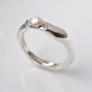 Keshi Perle geschmolzener Silberring, organische Form Sterlingband, rustikaler Solitär, geschmolzener Alltagsschmuck