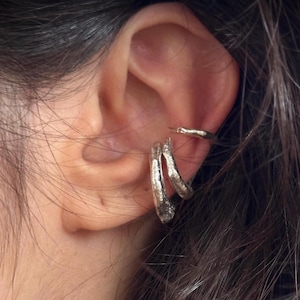 Orecchino fuso, piercing alla cartilagine finta, piercing al polsino finto, polsino fuso brutalista, polsino spesso in argento, regalo per lei, regalo per lui, organico