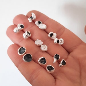 Petits clous dépareillés pour tous les jours, boucles d'oreilles organiques en argent, ensemble d'oreilles abstraites avant-gardistes, bijoux rustiques fondus, bijoux minimalistes