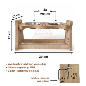 Peut inclure: Un support en bois pour animaux de compagnie avec deux bols en acier inoxydable de 200 ml chacun. Le support mesure 39 cm de large, 20 cm de haut et 18 cm de profondeur. Il présente des découpes de pattes et une hauteur réglable.