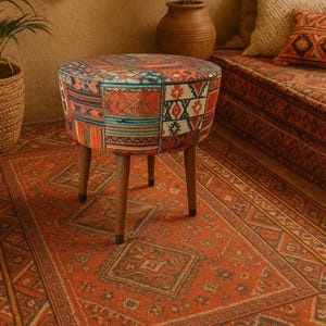 Anatoliskt mönstrad träbent – Handgjord ottoman med broderad geometrisk Osmanli-design