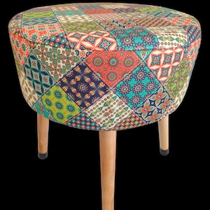 Patchwork-Muster mit Holzbeinen - Handgefertigter Ottoman mit aufgesticktem, geometrischem Osmanli-Design