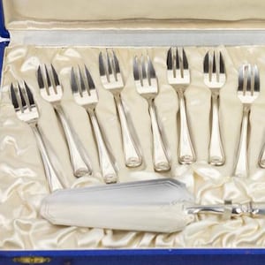 Service à gâteau Art Déco en métal argenté – 12 fourchettes & pelle à tarte modèle Coquille dans écrin bleu vintage - art de la table luxe