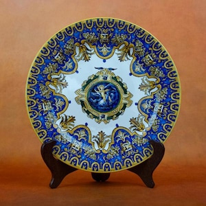 19th century decorative plate in Gien earthenware - Italian Renaissance style - cherub decoration, lambrequins and mascarons - vintage French