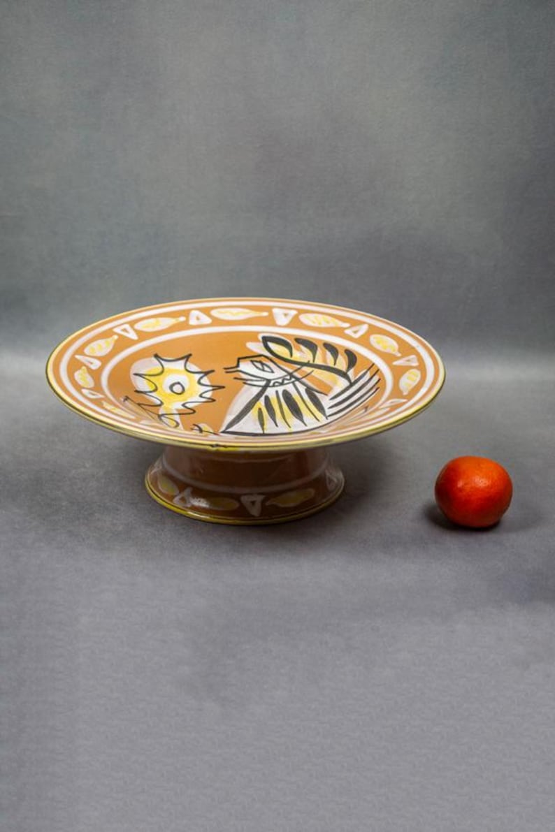 Vue d’ensemble avec un fruit en comparaison, montrant l’échelle réelle de la coupe décorative