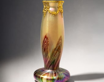 Jarrón Art Nouveau de cristal iridiscente al estilo de Loetz, cristal jaspeado con montura floral dorada, Bohemia, circa 1900 - vidrio artístico