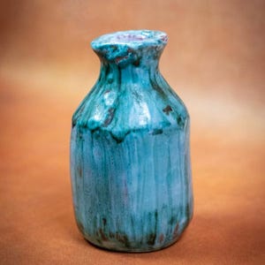 Petit vase soliflore en céramique bleu émaillé, coulures - style Accolay, signature à déchiffrer - vintage artisanal, vase décoratif rétro