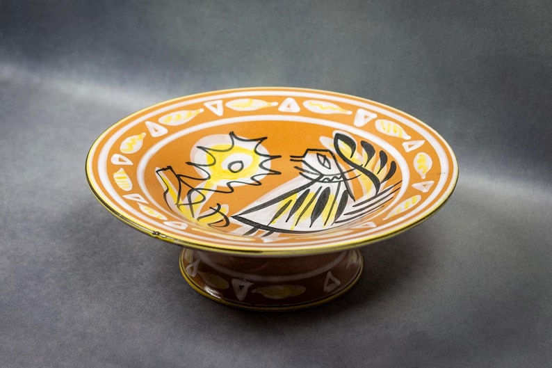 Vue en plongée de trois quarts sur la coupe mettant en évidence les couleurs vives et le motif central