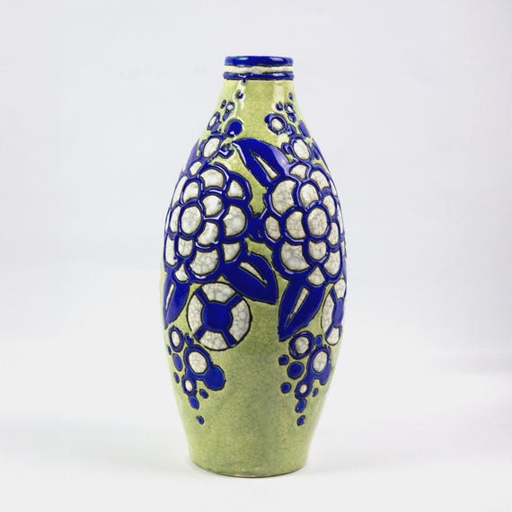 Vase Art Déco Boch Frères Keramis, décor floral bleu cobalt sur fond vert craquelé - era Charles Catteau, céramique belge, La Louvière
