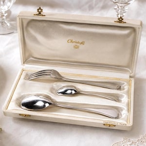 Conjunto de talheres de batizado Christofle de 3 peças – modelo America de Luc Lanel, Art Déco – metal banhado a prata – caixa original – presente vintage para bebê