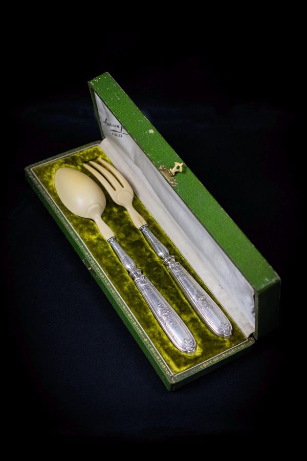COUVERTS A SALADE FIN XIXème CORNE ET ARGENT REPOUSSÉ Long : 30cm EUR 32,00 - FR COUVERTS A SALADE FIN XIXème CORNE ET ARGENT REPOUSSÉ Long : 30cm EUR 32,00 - FR