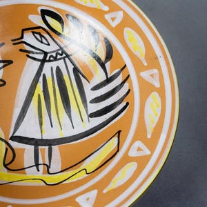 Détail du décor stylisé de l’oiseau et du motif solaire, typique des créations Keraluc vers 1960