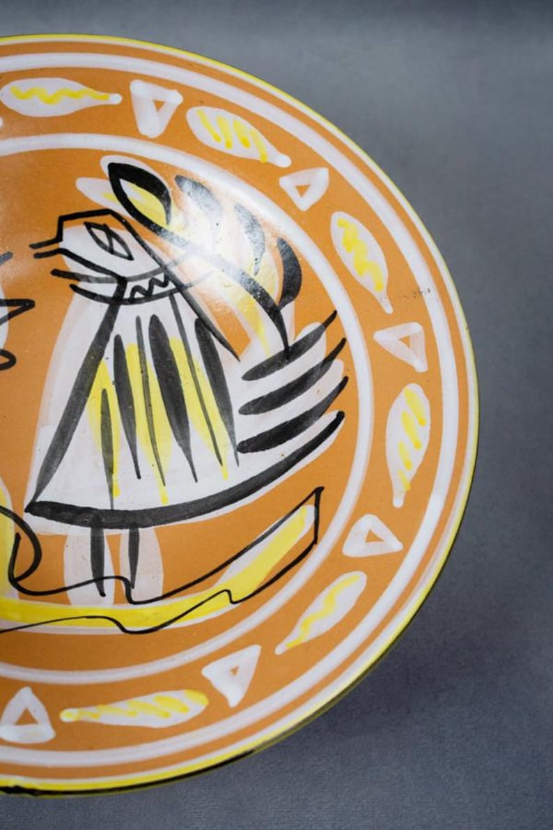 Détail du décor stylisé de l’oiseau et du motif solaire, typique des créations Keraluc vers 1960