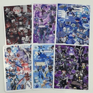 Könnte beinhalten: Sechs Sammelkarten mit farbenfrohen Illustrationen von Robotern und Popkultur-Elementen. Die Karten zeigen verschiedene Designs in Blau-, Lila- und Rottönen, mit detaillierten Kunstwerken und einem weißen Rand.